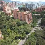 The Best Area in Medellín for First-Time Visitors Patio-Bonito-si-ese-es-el-patio-como-seria-el-interior-1200×797